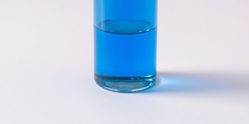 Retatrutida em frasco com líquido azul vibrante.